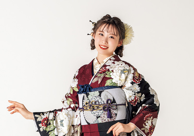 赤い振袖を着た女性