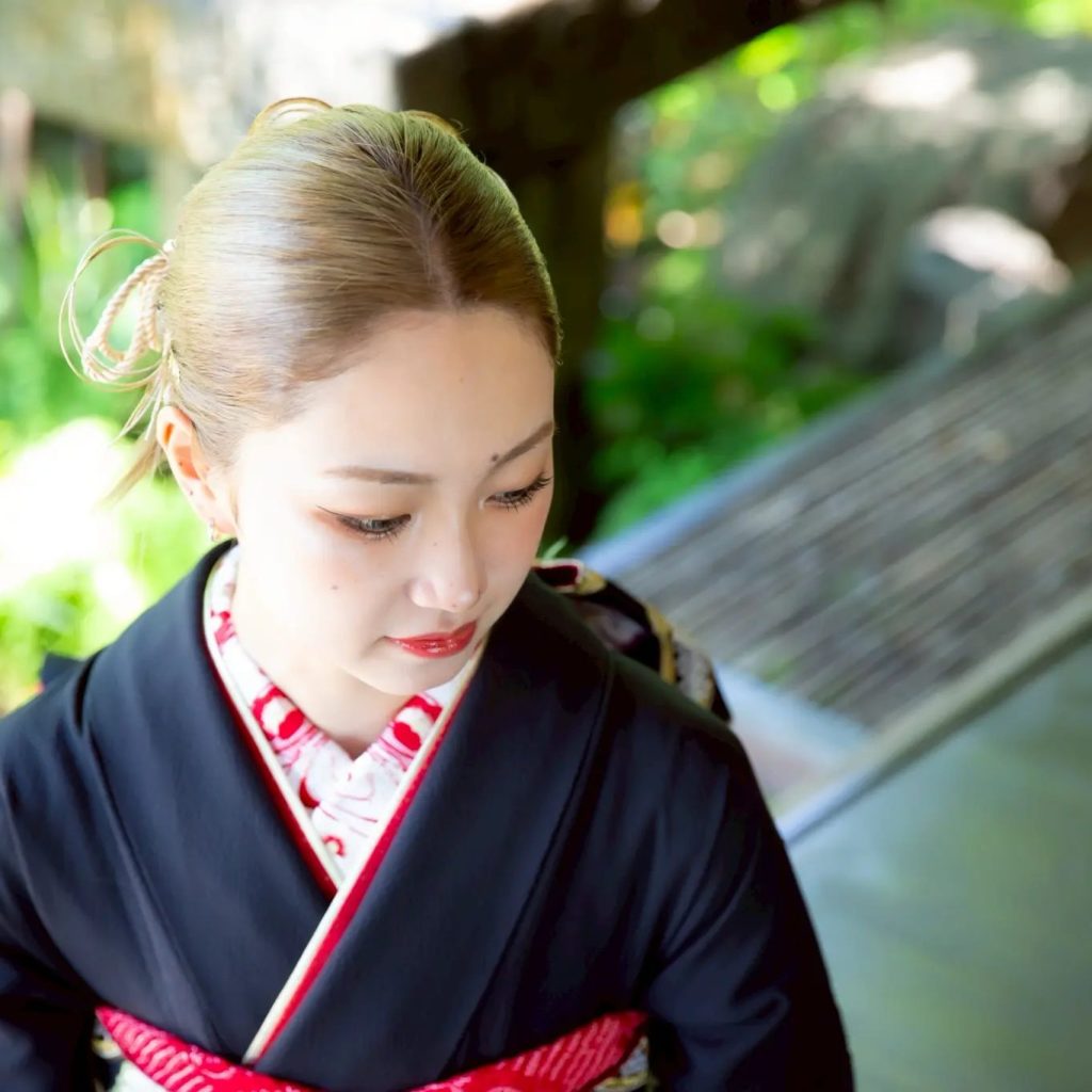 黒の振袖に赤い刺繍半衿をつけた女性