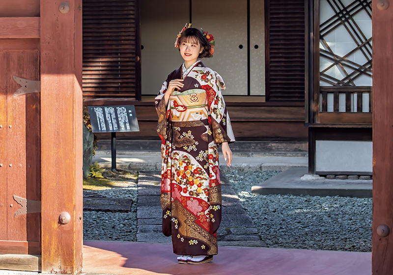 紫色の振袖を着た女性