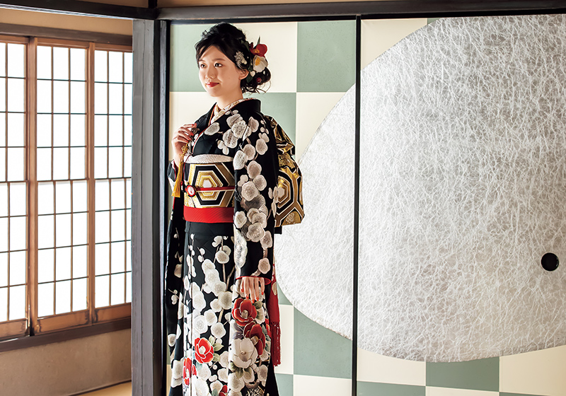 黒い振袖を着た女性