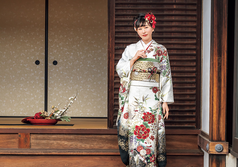 白い振袖を着た女性