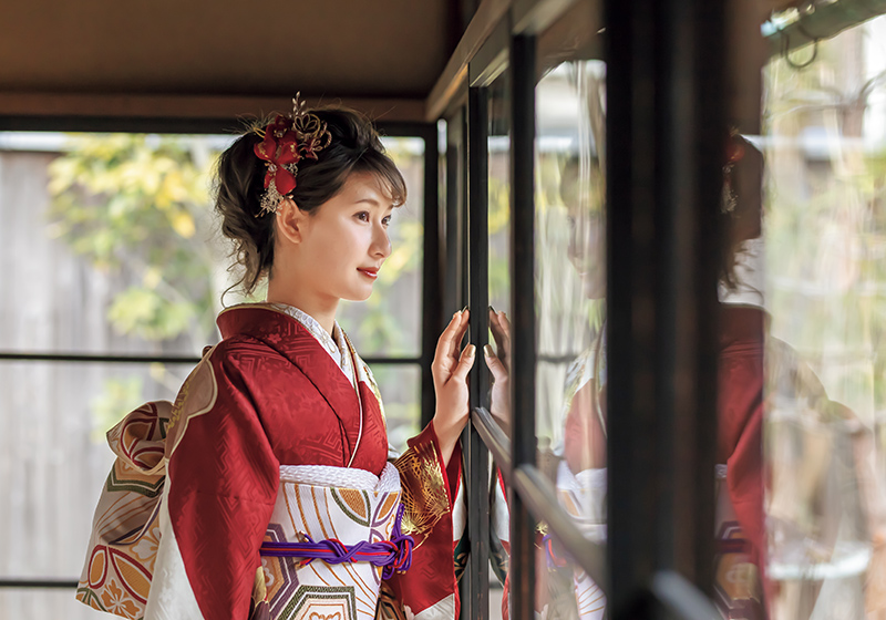 赤い振袖を着た女性