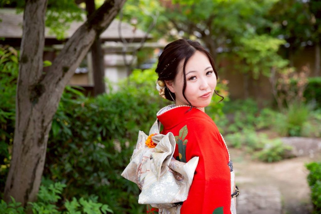 赤い振袖を着て振り返っている女性
