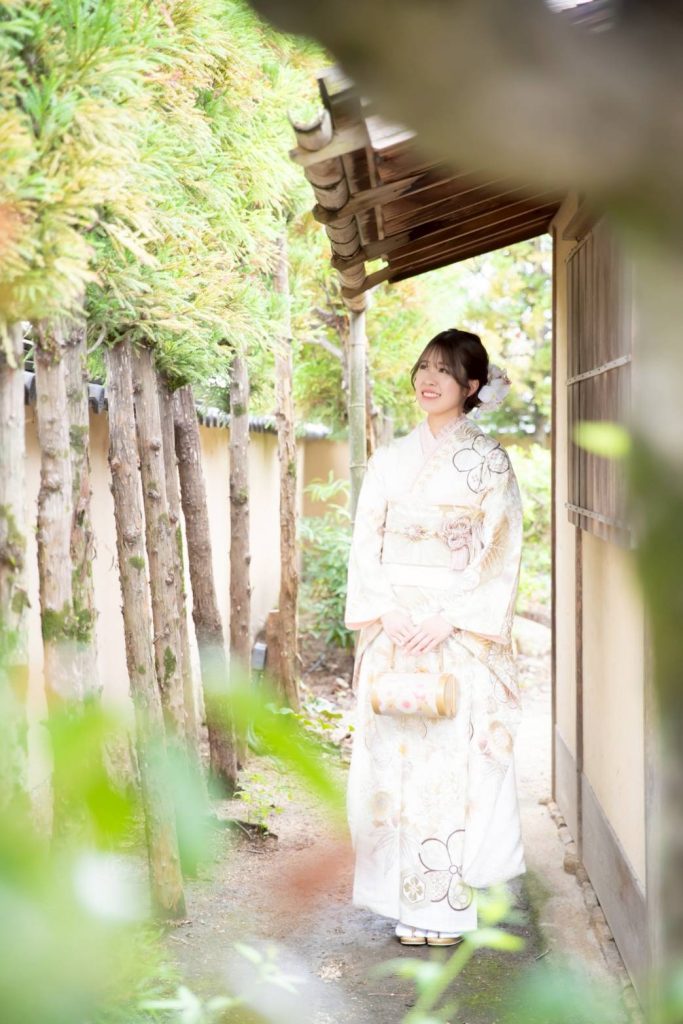 白い振袖を着た女性