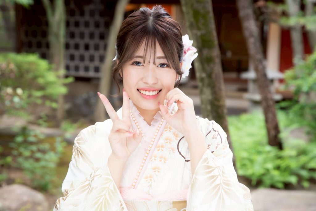 白い振袖を着て二十歳ポーズ