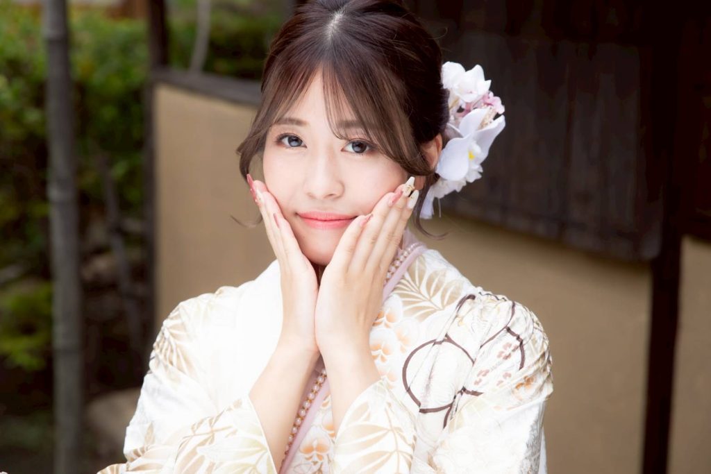 白い振袖を着た女性