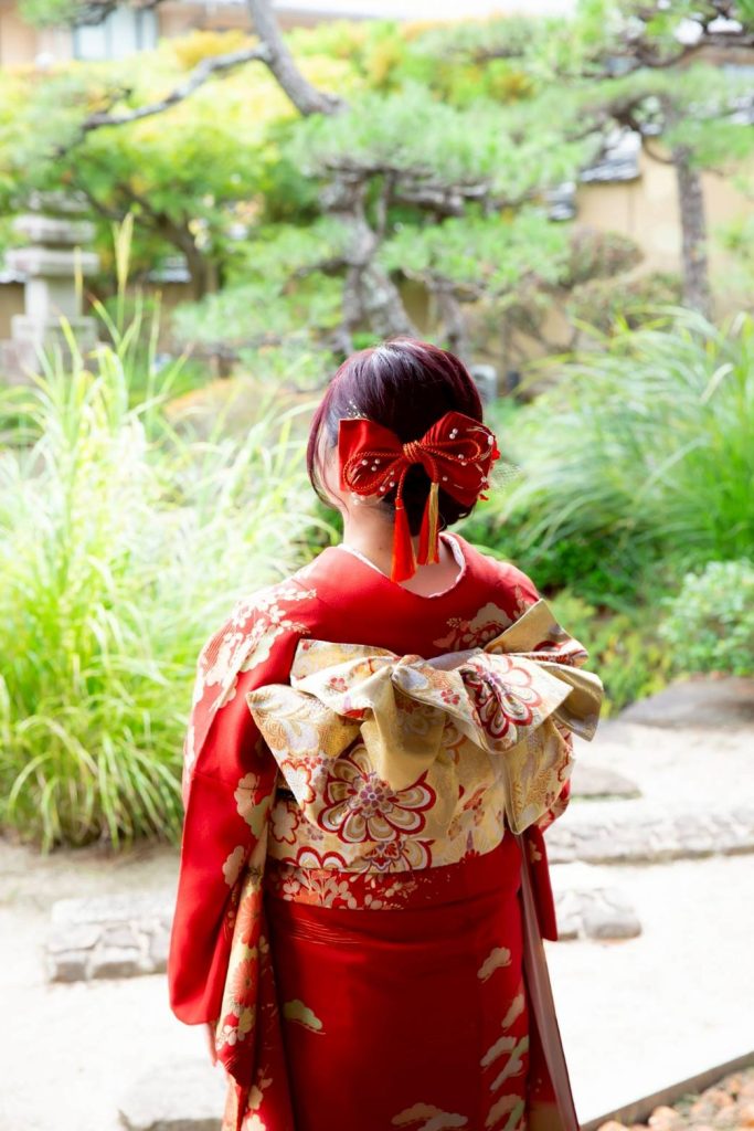 赤い振袖を着た女性の後ろ姿