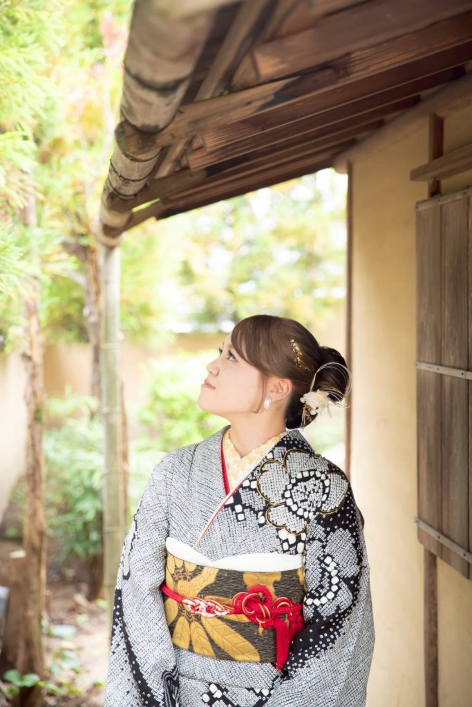 黒い総絞の振袖を着た女性