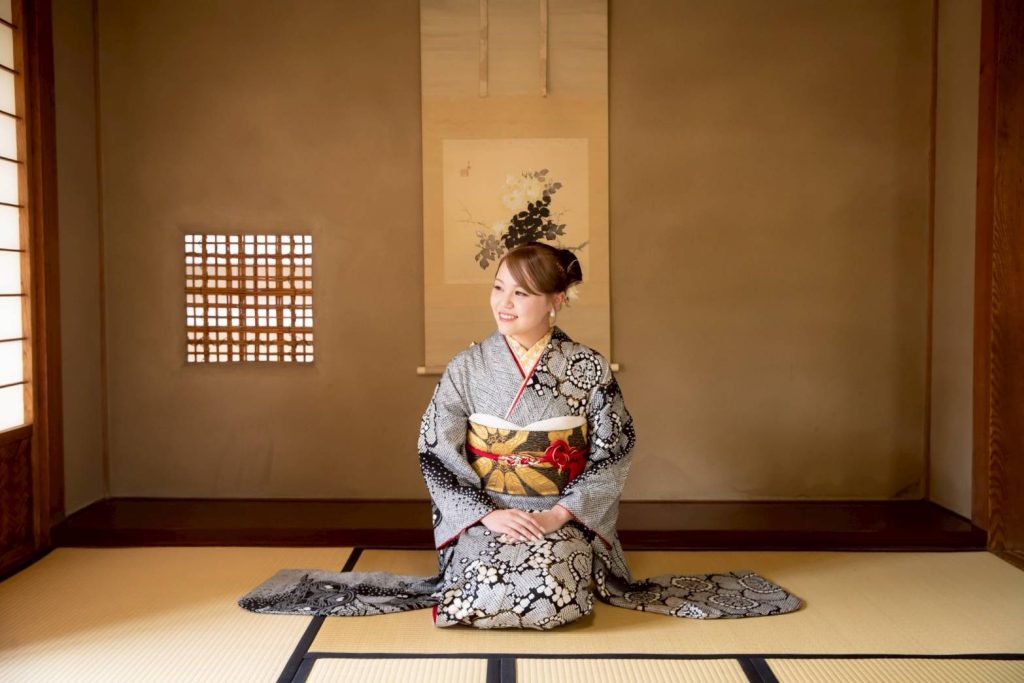 黒のレトロ柄の振袖の女性