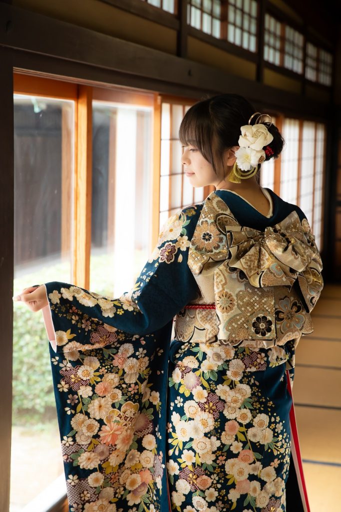 振袖を着た女性の後姿