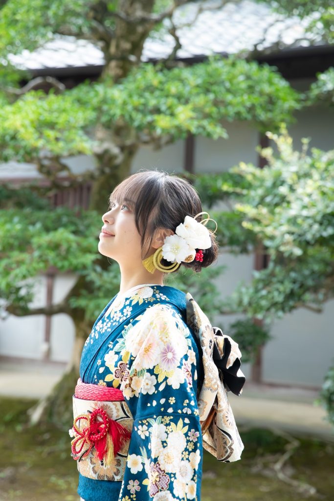 水色の振袖を着たお嬢様