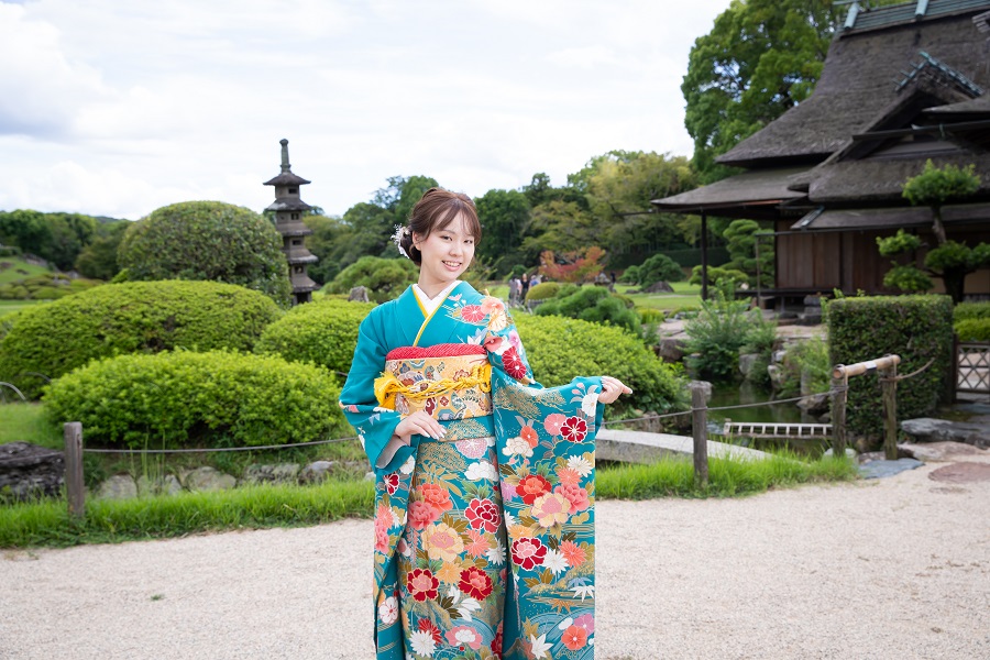 水色の振袖を着た女性