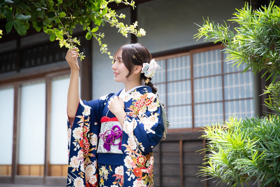 紺色のレトロ柄の振袖を着た女性