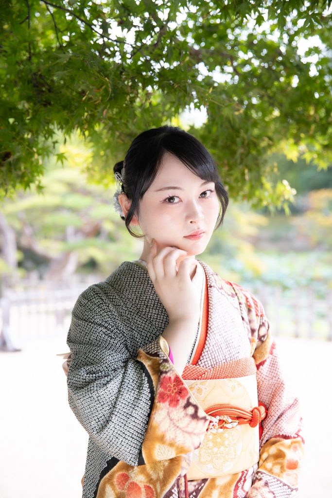 絞りの振袖を着た女性