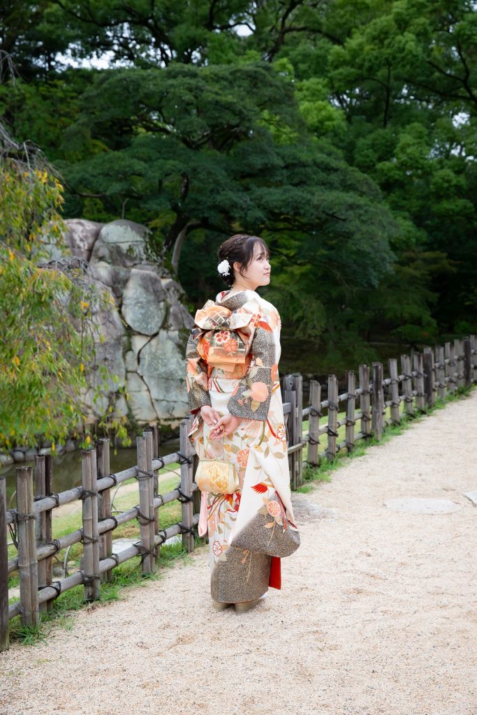 白い振袖を着たお嬢様