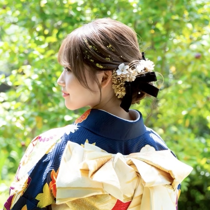 振袖を着て振り向く女性