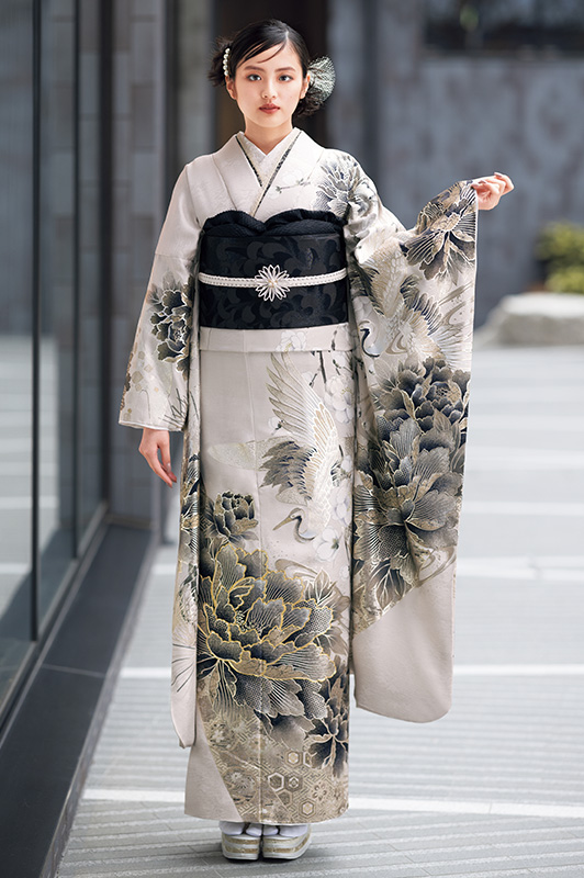 画像:白いモダン柄の振袖を着た女性