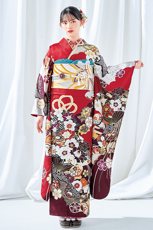 画像:赤い古典柄の振袖を着た女性