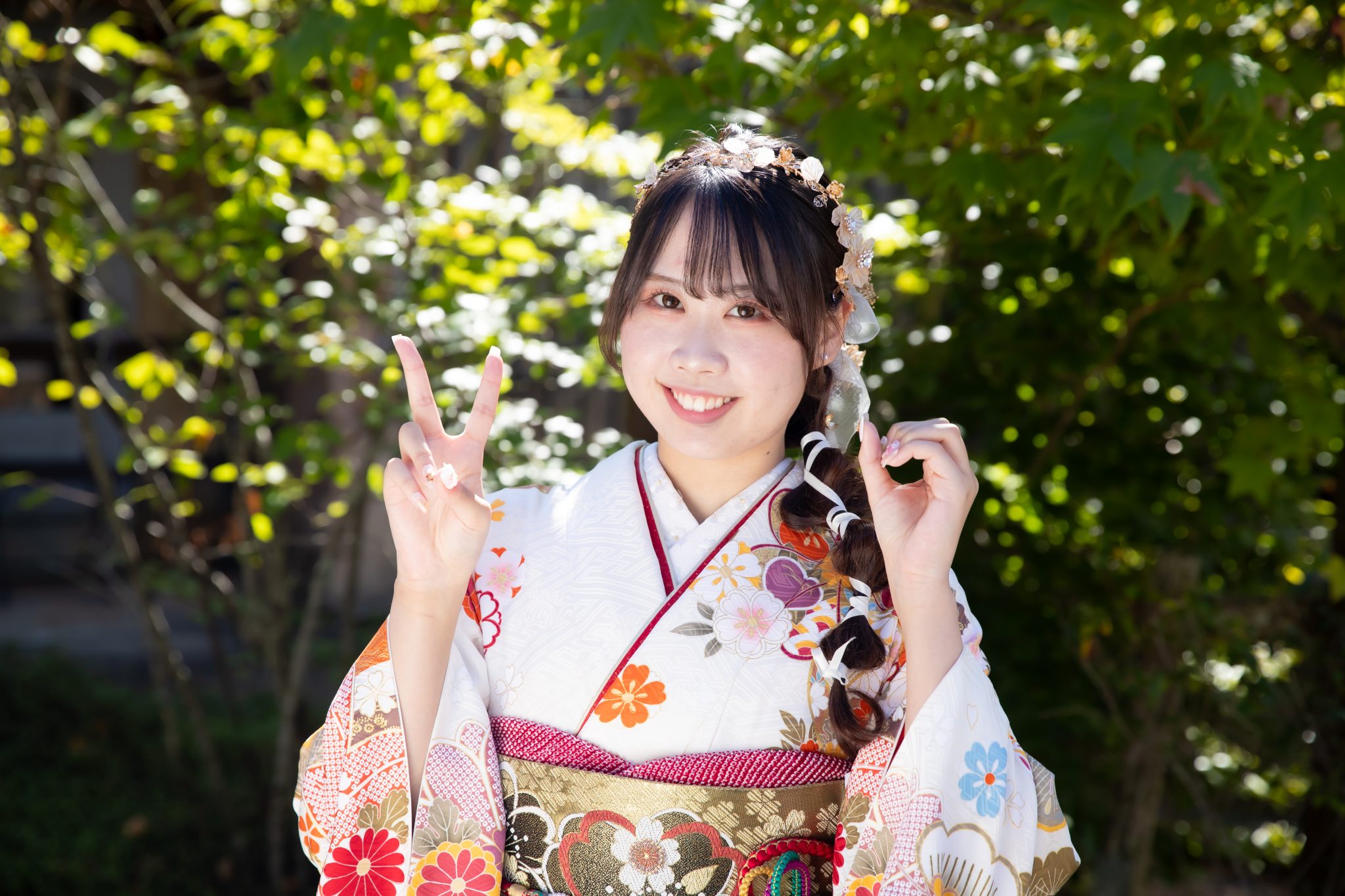 二十歳ポーズをする白い振袖姿の女性