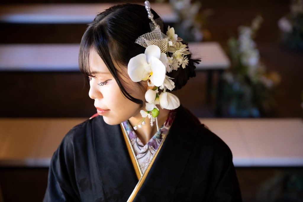 黒の振袖を着た女性