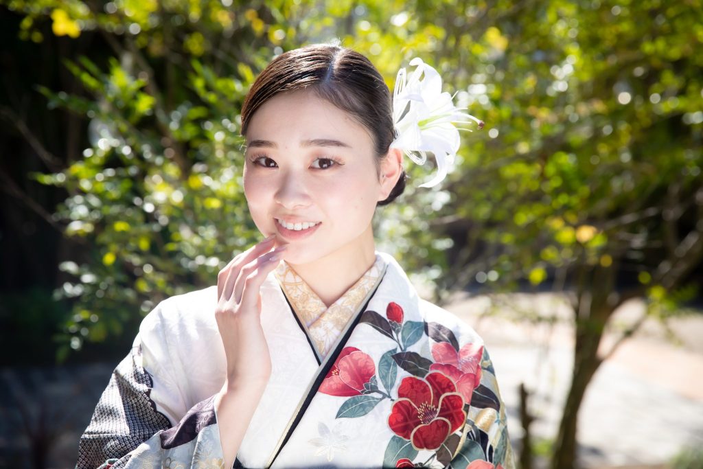 白い振袖姿の女性