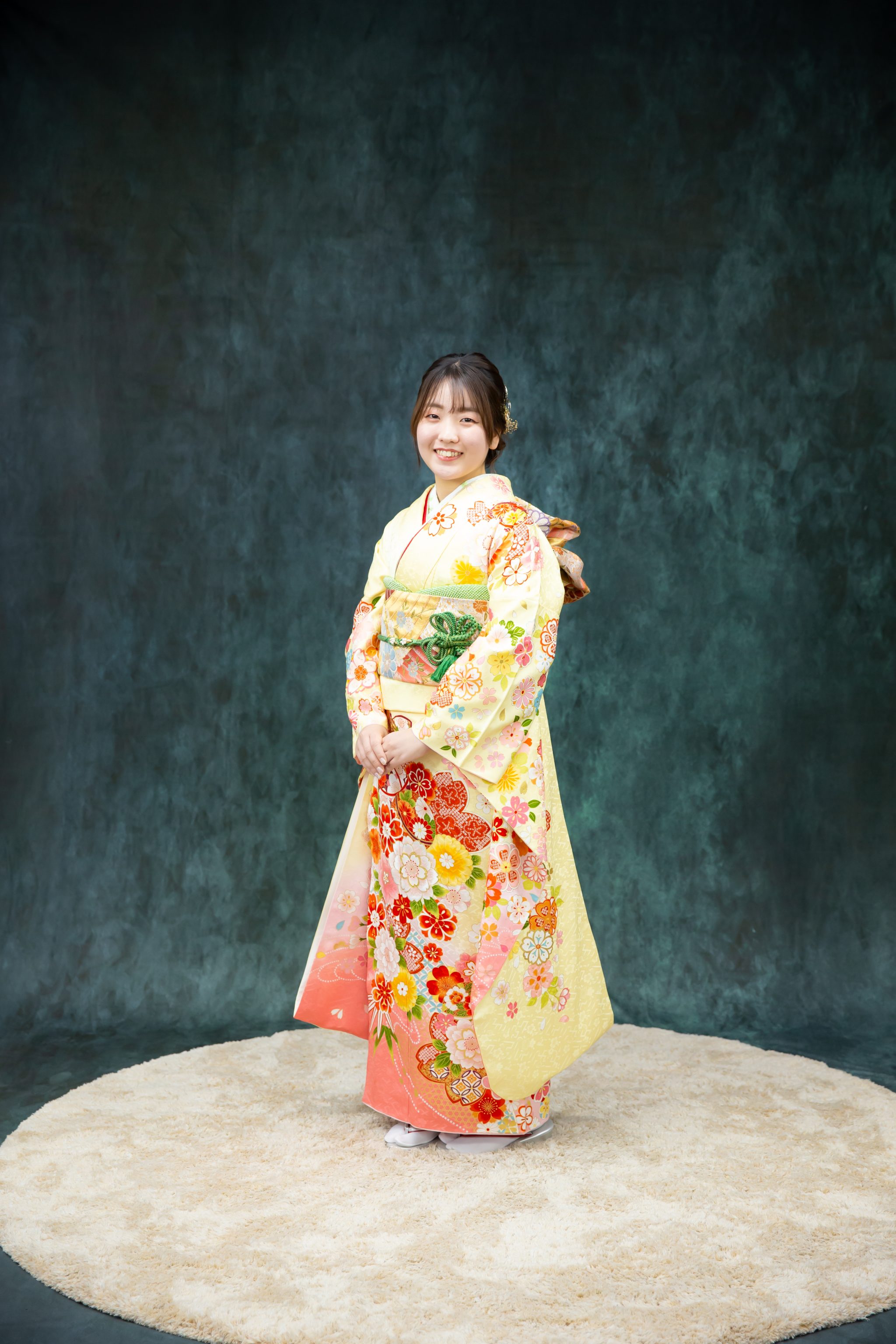 黄色の振袖を着た女性の立ち姿