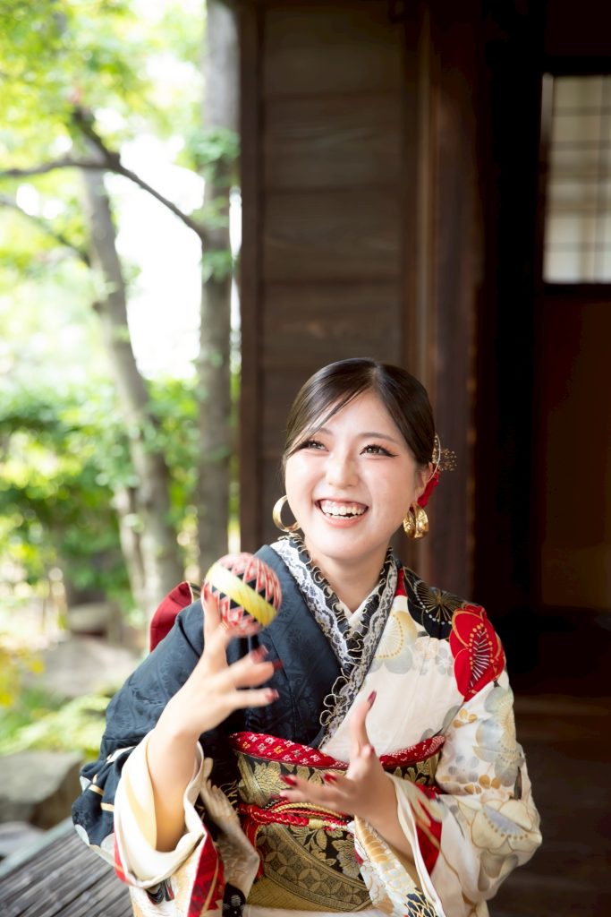 いい笑顔の振袖を着た女性
