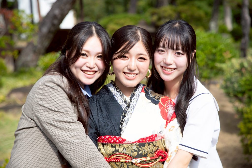 振袖を着たお嬢様と女の子3人での撮影