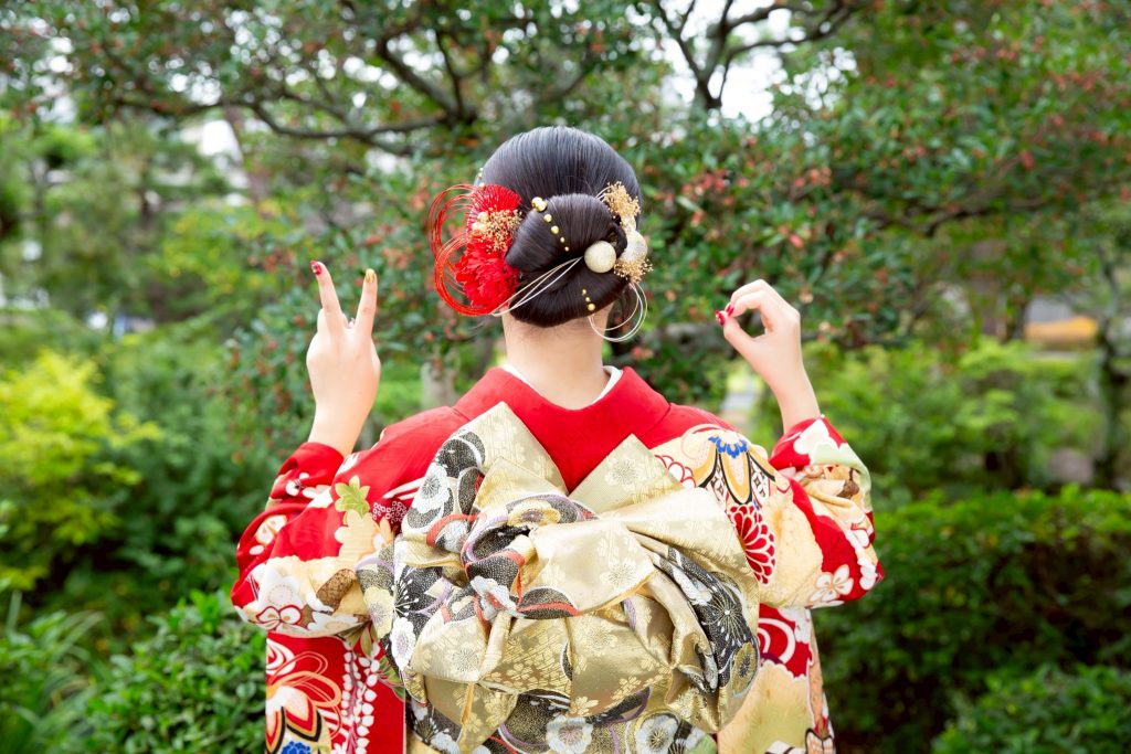 二十歳ポーズで後ろ向きの女性