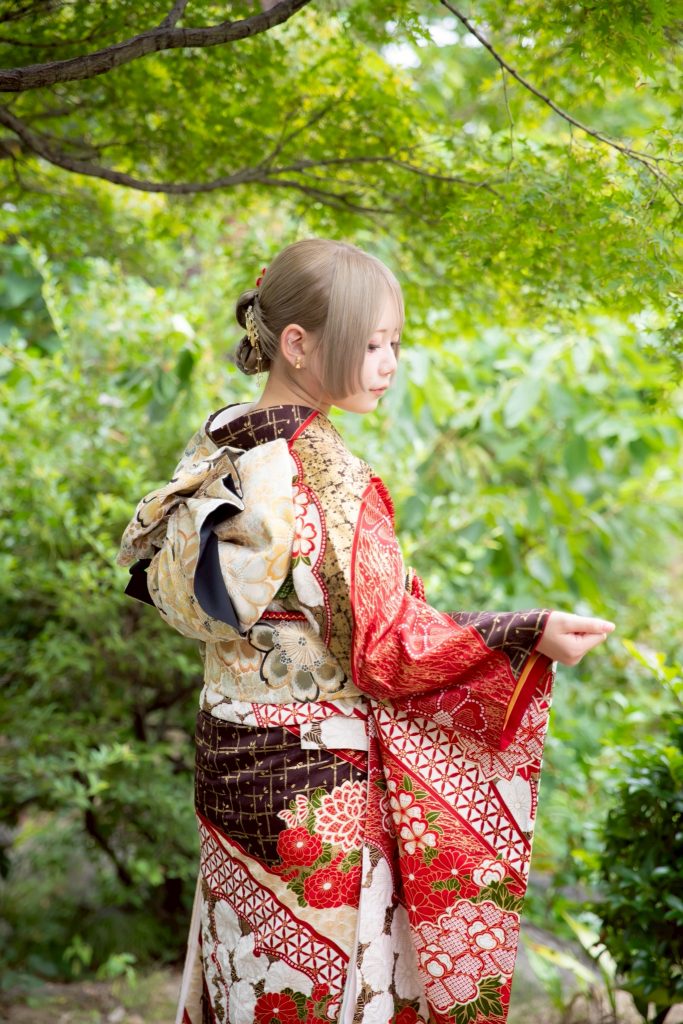 赤色の絞りの振袖を着た女性