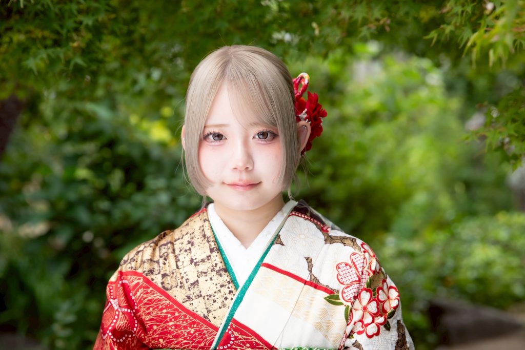 赤と白の絞りの振袖を着た女性