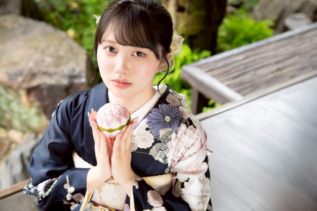 紺色の振袖を着た女性