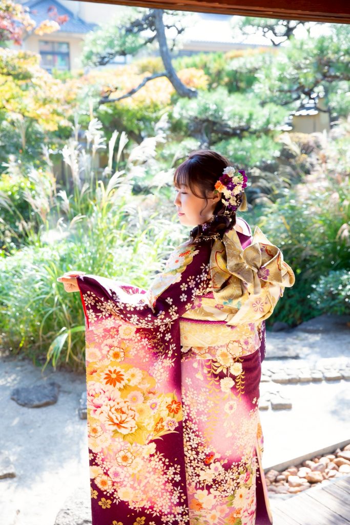 紫色の振袖を着たお嬢様