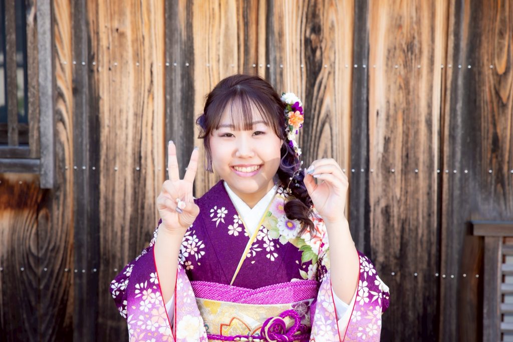 紫色の振袖を着て20のポーズをするお嬢様