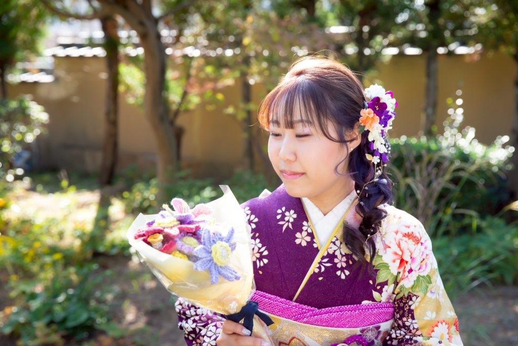 紫色の振袖を着た女性