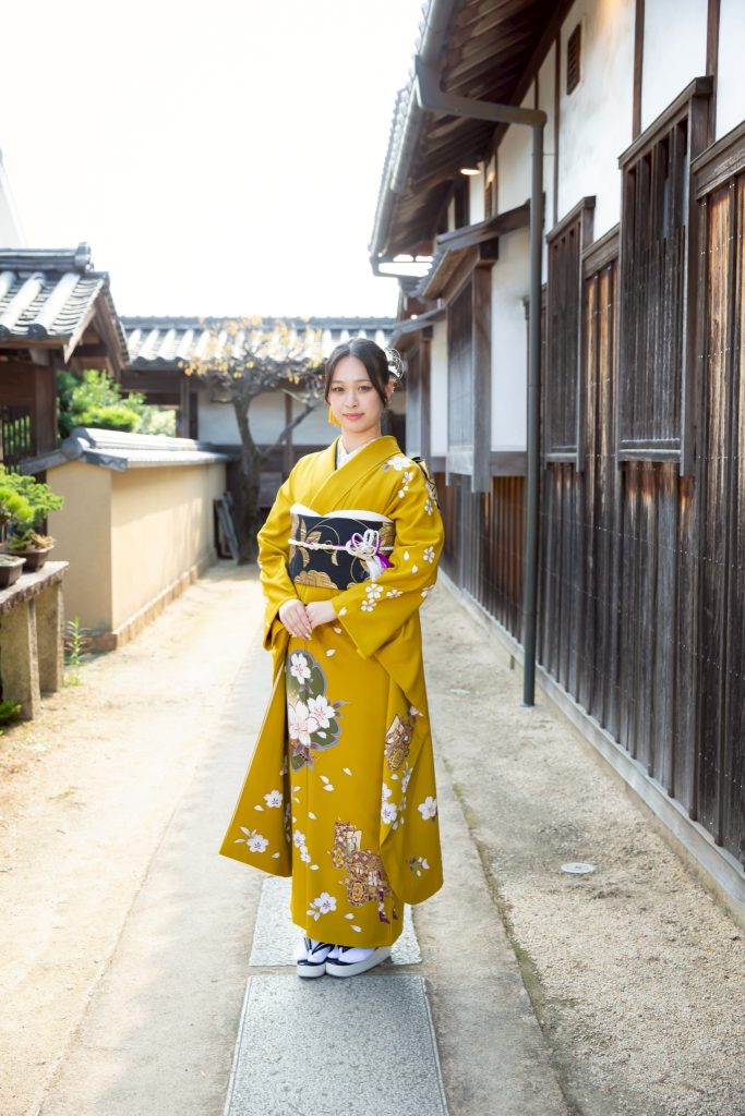 黄色の振袖を着た女性