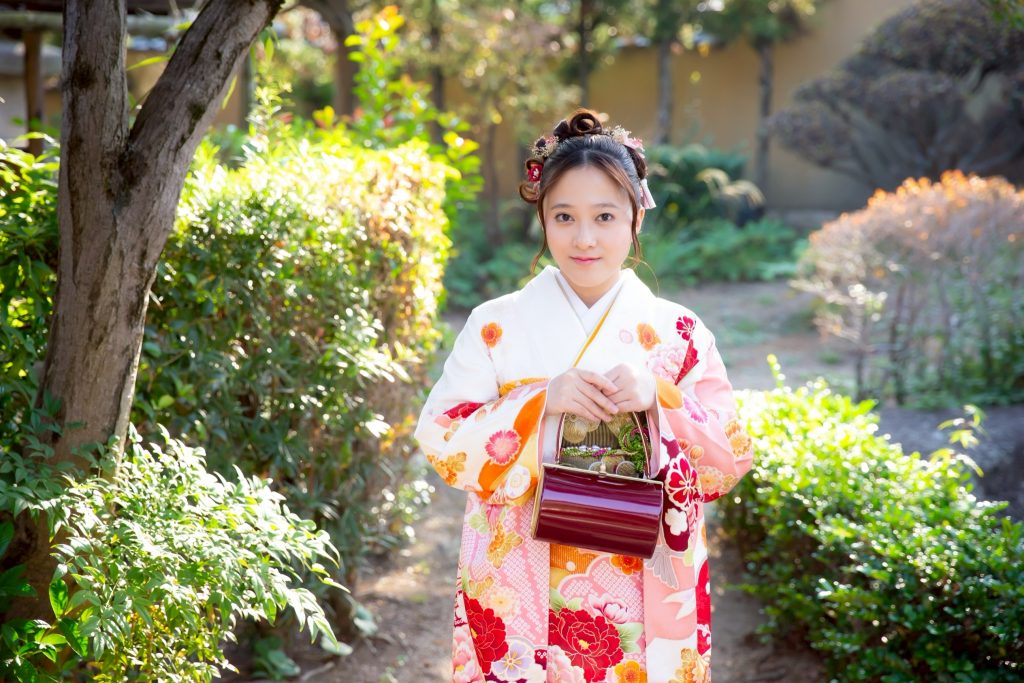 白地に花柄の振袖を着たお嬢様
