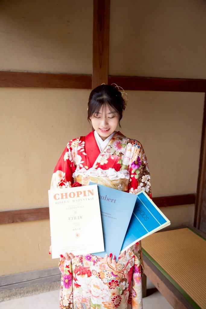 赤い振袖を着た女性