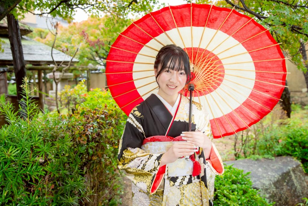 かっこいい黒の振袖を着た女性