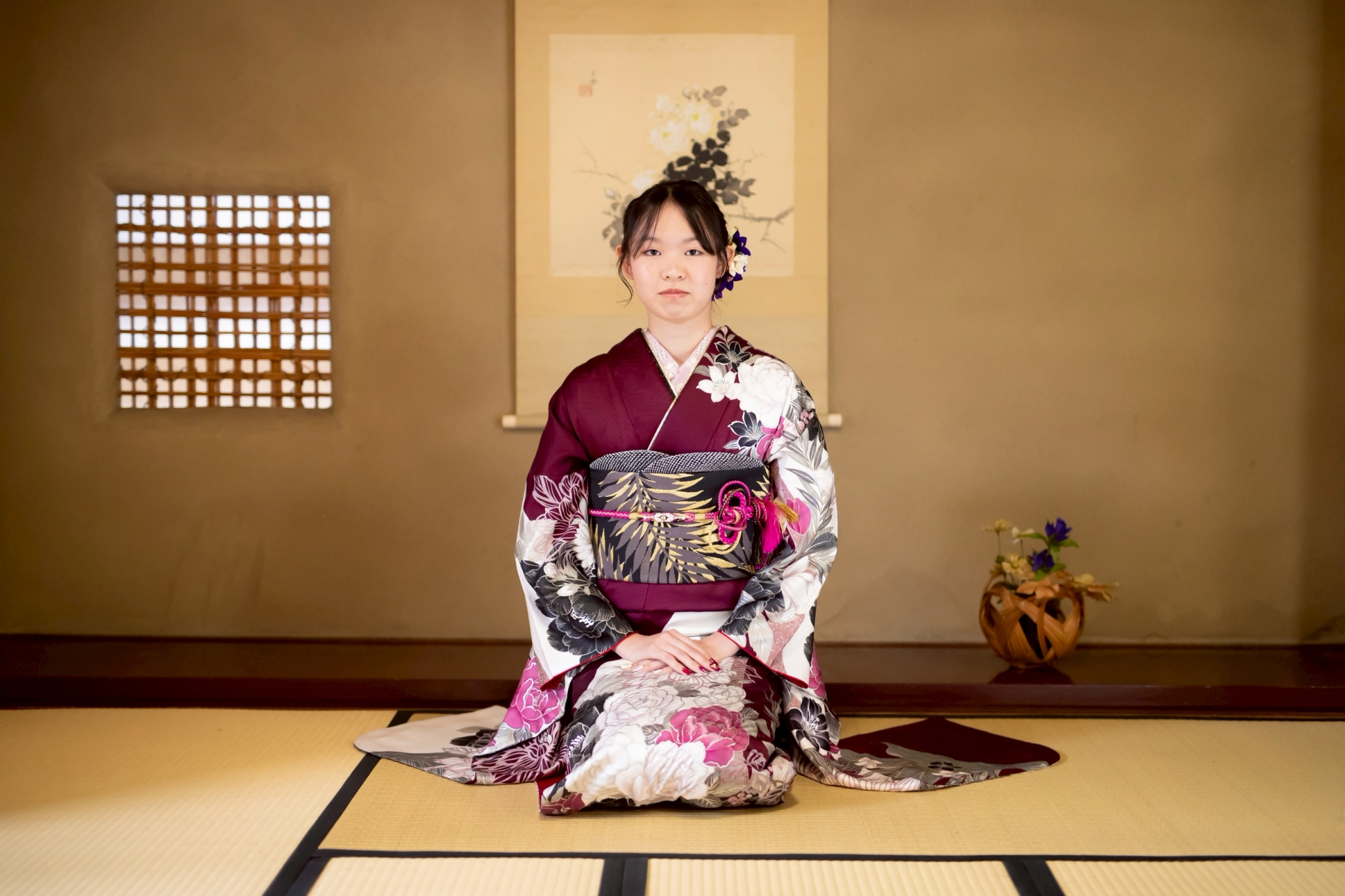 掛け軸の前で正座をする女性