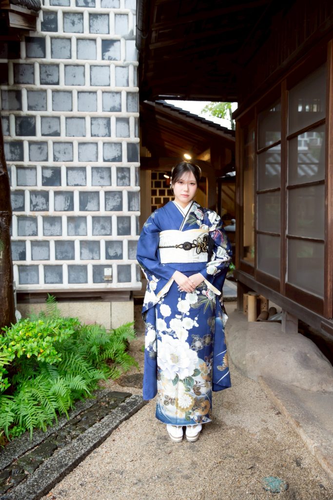 青い振袖を着たお嬢様