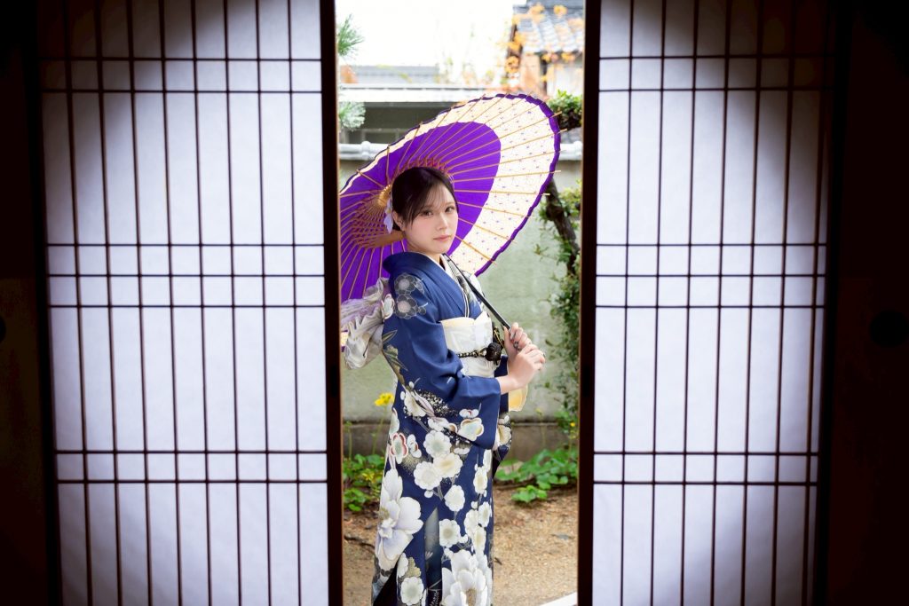 青い振袖を着たお嬢様