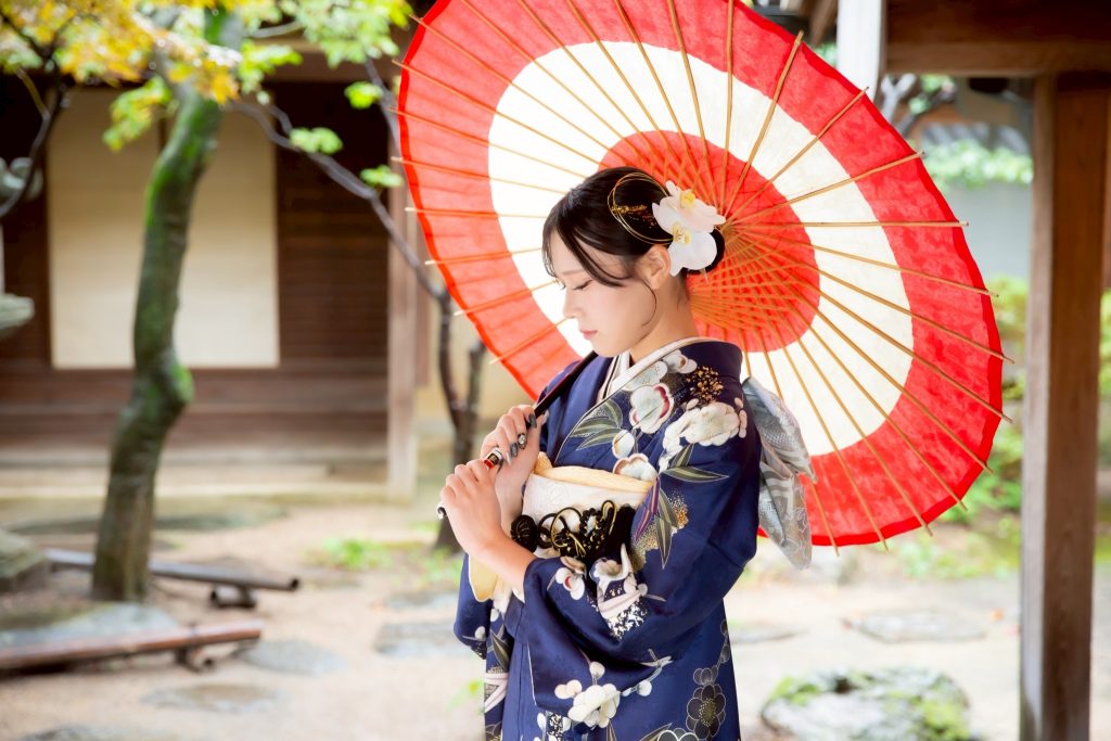 青い振袖を着た女性
