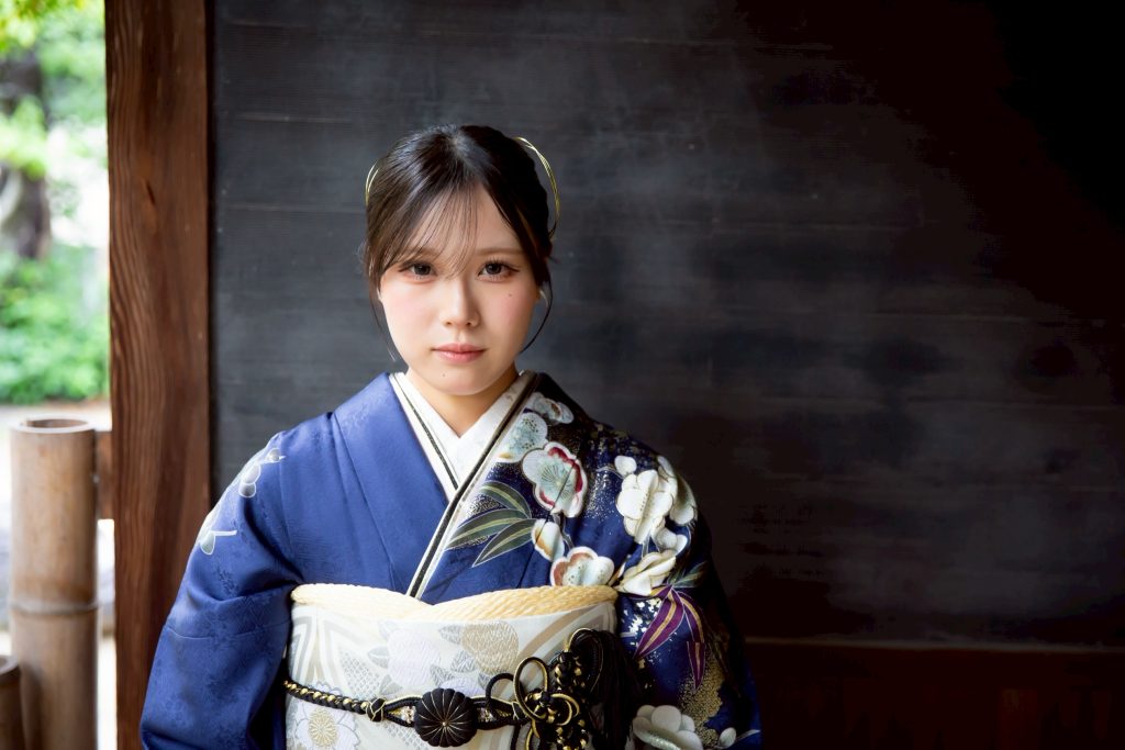 紺色の振袖を着たお嬢様
