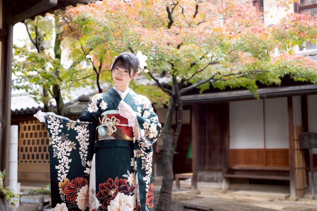 緑の振袖を着たお嬢様