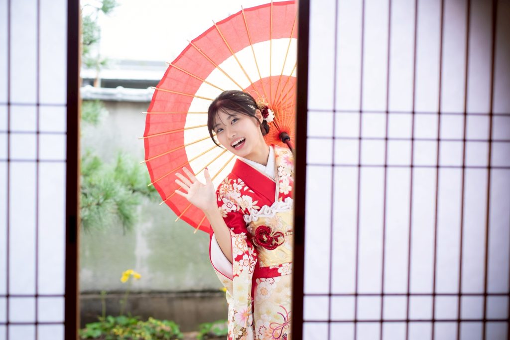 赤の振袖を着た女性