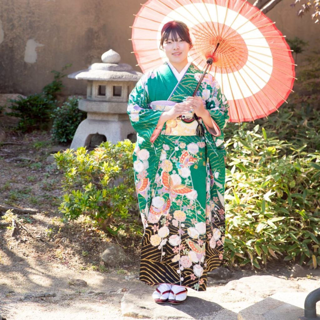 グリーンのママ振袖を着た女性
