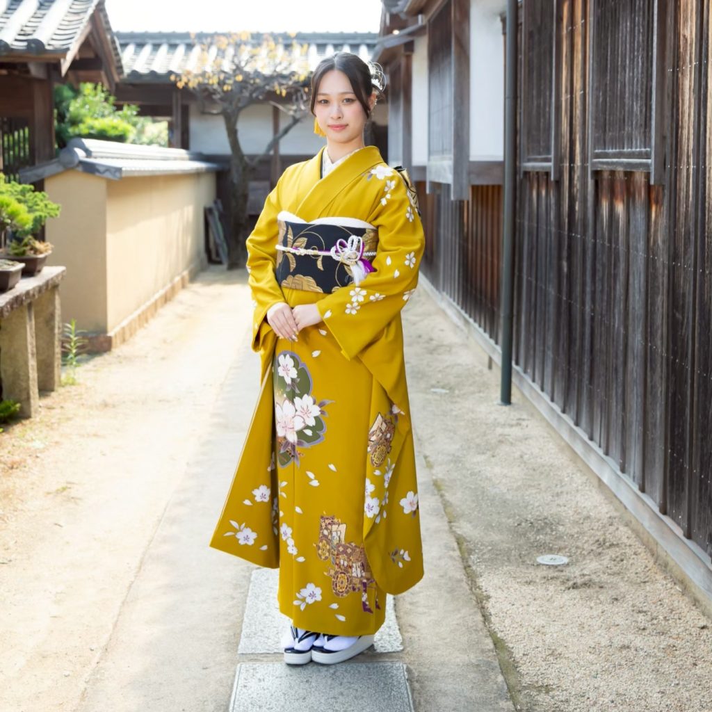 からし色のママ振袖を着た女性