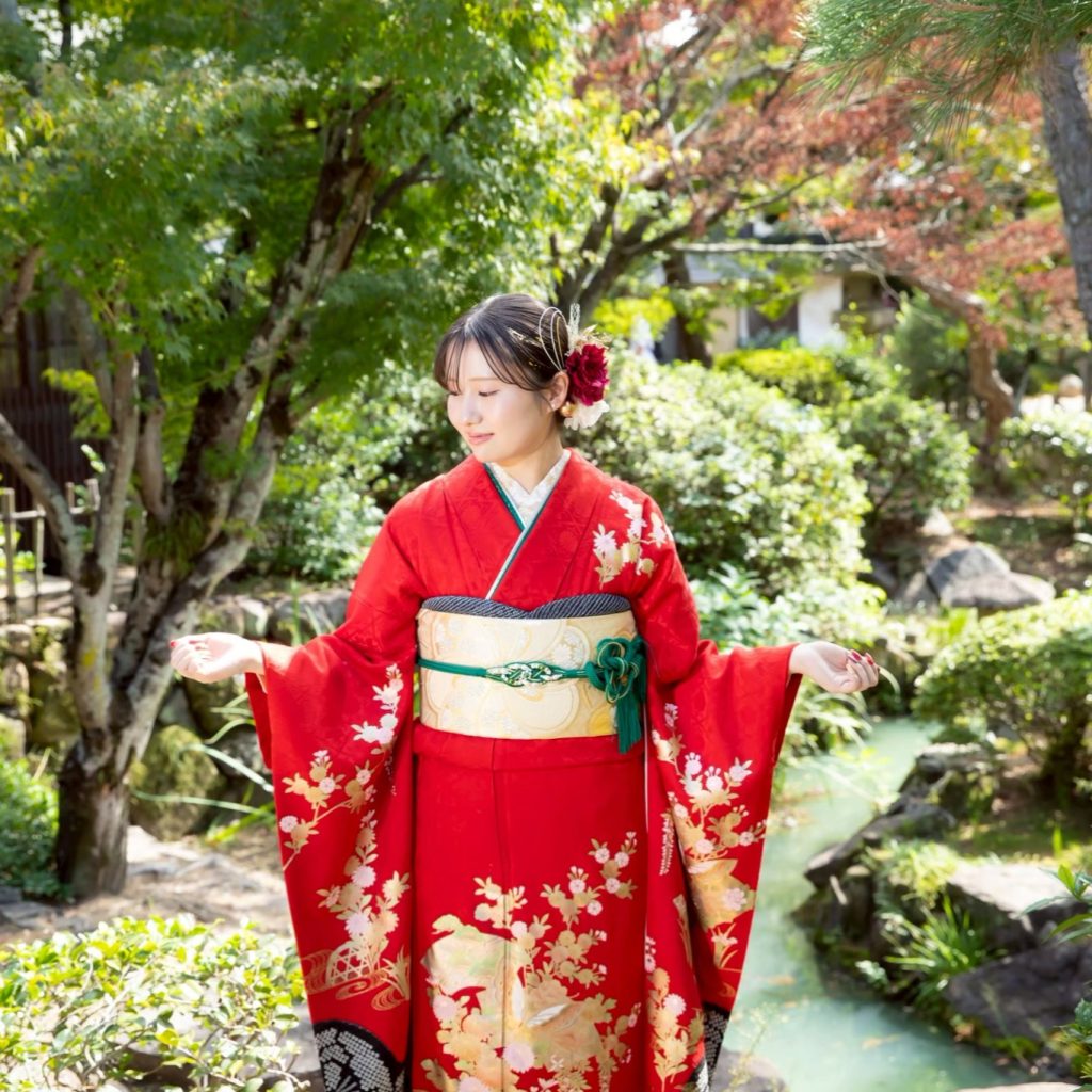 赤色のママ振袖を着た女性