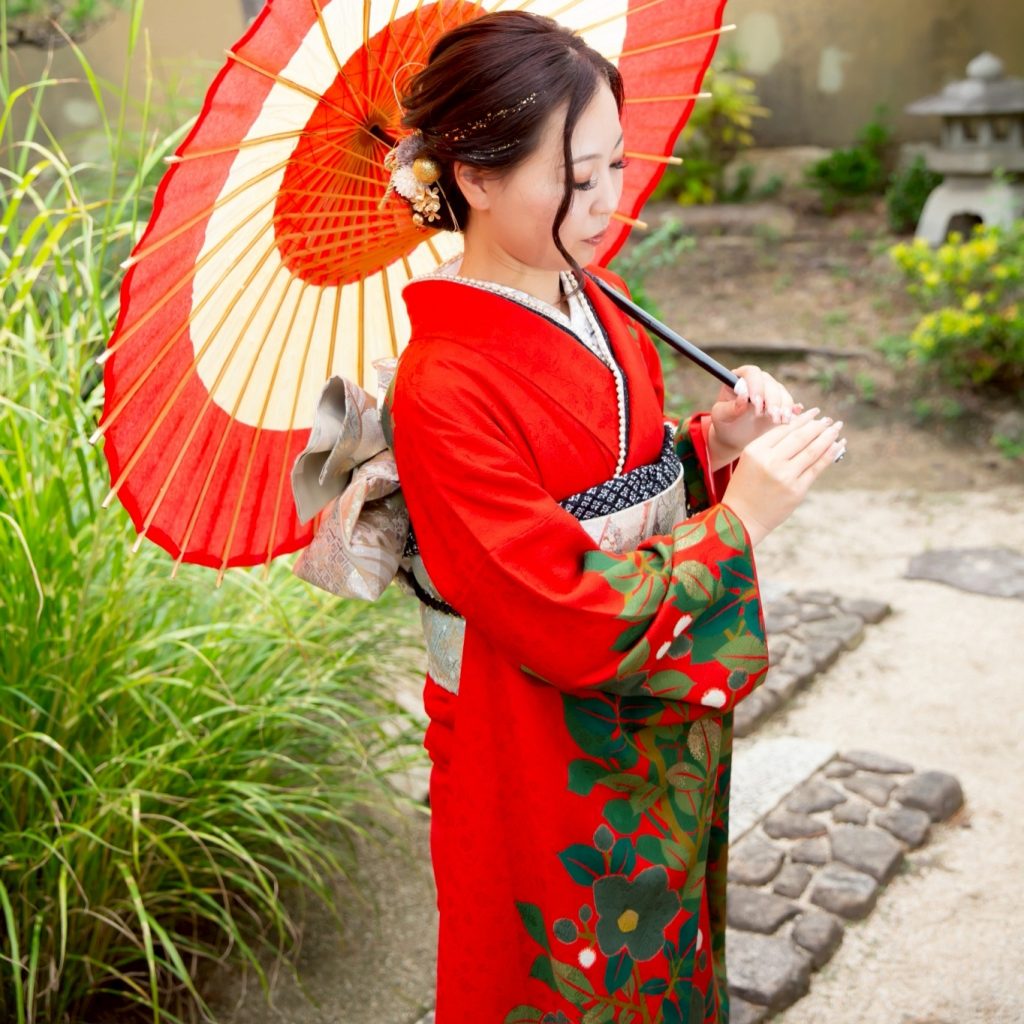 赤色のママ振袖を着た女性